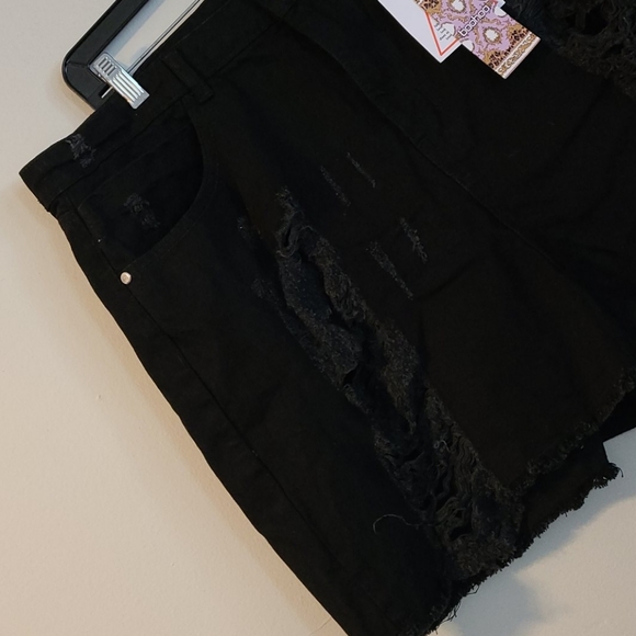 New Boohoo distressed black denim shorts - Picture 2 of 7